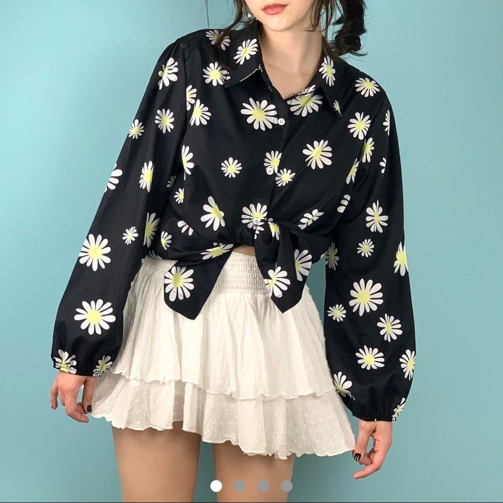 Vintage black daisy print blouse